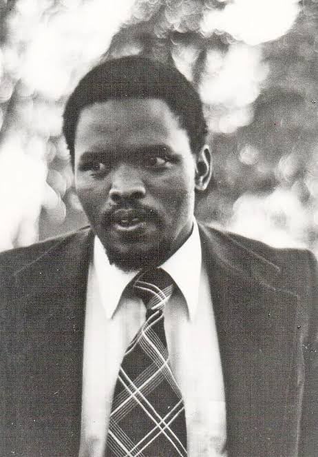 valavoosh's tweet photo. Steve Biko’s funeral procession on this day in 1977. The state initially barred the family from having the funeral service take place at Victoria Grounds stadium because they didn’t want people to come out in their numbers. Malusi Mpumlwana is said to have asked the security branch in King (Qonce) something to the effect of: Would you prefer your men be outnumbered by an angry community here in Ginsberg? And like that permission was granted. 
📸: Peter Jordan