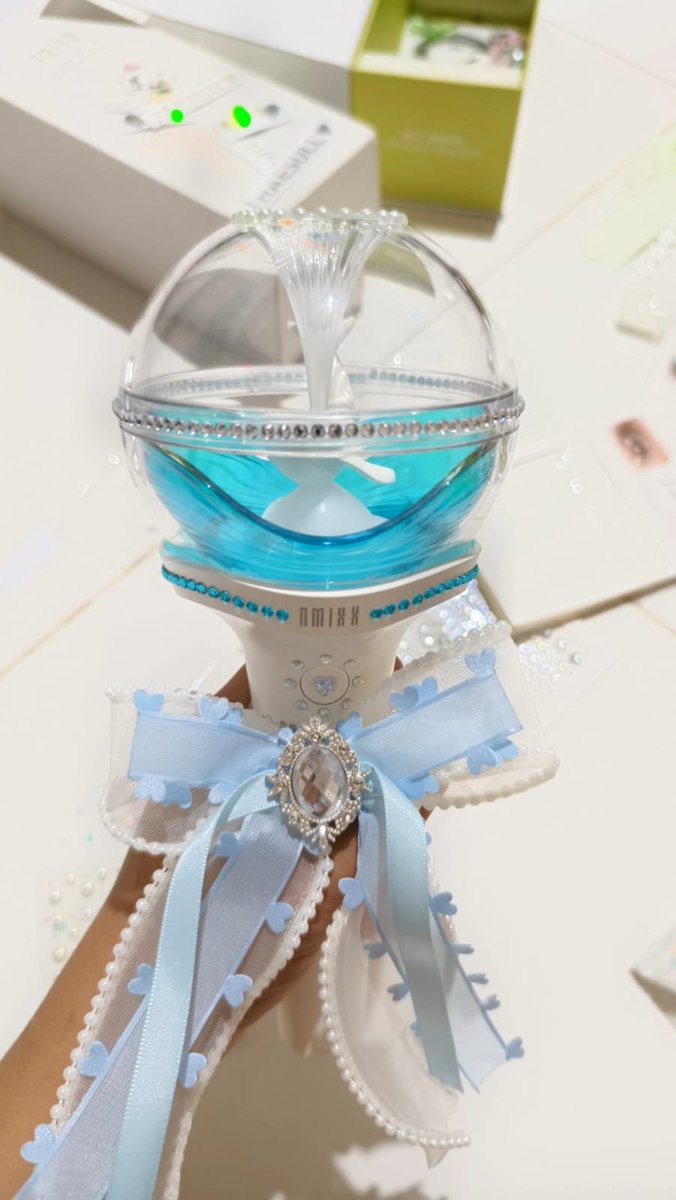 myjaem13's tweet photo. [HELP RT]

To celebrate NMIXX’s comeback and to make more NSWER friends 🥹🫶🏻

🎁 PRIZE:
NMIXX Official Light Stick Ver. 1

How to join:
♡ Like &amp; RT
♡ Follow me (optional)
♡ Tell me kenapa kamu mau lightstick ini 💙

Close : 19 oktober 2026
INDO ONLY
Good luck, NSWER! 🍀💙 https://t.co/JaQ4R8fvPz