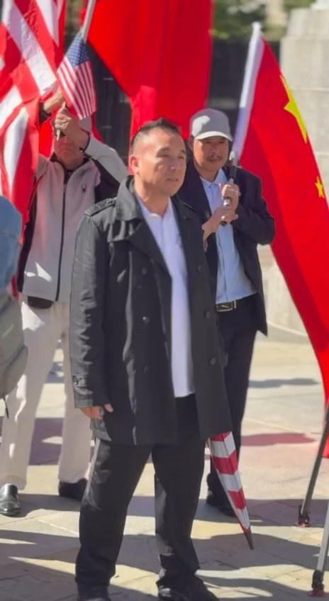 sam51824016070's tweet photo. 9月24日，华盛顿DC国家档案馆，由于11:30AM习近平夫妇会窜访至此，目前已经聚集了大量中共支持者。组织者头目时刻观察周边情况。 https://t.co/9wlJO4pAat