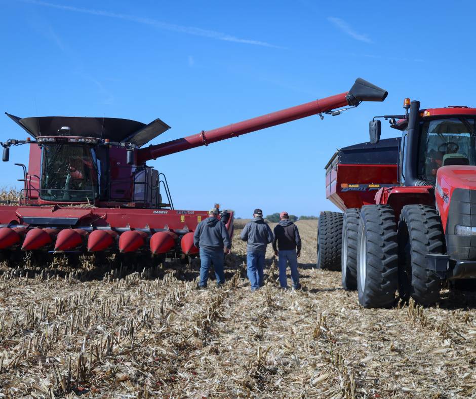 iowa_corn's tweet photo. It’s officially fall in Iowa, and that means harvest season is just around the corner for farmers across the state. Whether you’re behind the wheel or supporting from the sidelines, remember safety comes first. Be alert on rural roads and around equipment. 🌽🚜 https://t.co/LKu0n2dGPI