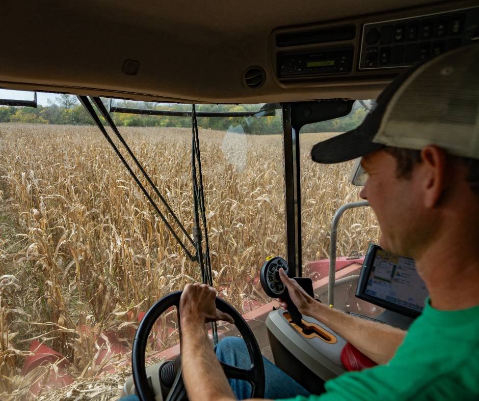 iowa_corn's tweet photo. It’s officially fall in Iowa, and that means harvest season is just around the corner for farmers across the state. Whether you’re behind the wheel or supporting from the sidelines, remember safety comes first. Be alert on rural roads and around equipment. 🌽🚜 https://t.co/LKu0n2dGPI