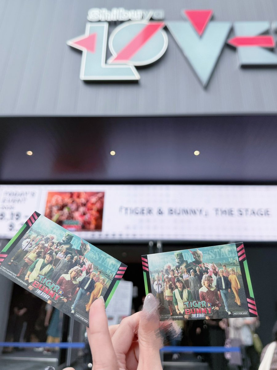 x0cham's tweet photo. 「TIGER & BUNNY」THE STAGEを観劇😻💘 #舞台タイバニ
妹の人生ジャンルこと🐯タイバニ🐰の舞台に、普通の人より年間観劇数の多いお姉ちゃんらしく(❓)付き添ってきましたᖛ ̫ ᖛ )⟡
タイバニってやっぱ面白い❗️ヒーローたちみんなめっちゃかっこいい❗️舞台ってマジ最高❗️って、作品へのプラスな感想だけを持ち帰れてとっても幸せな観劇 🙂‍↕️
虎徹さんファンサとかいうやつ下手すぎてかわいかった、生きてるだけでファンサって意味わかんなかったけどこういうことなのかもしれん。