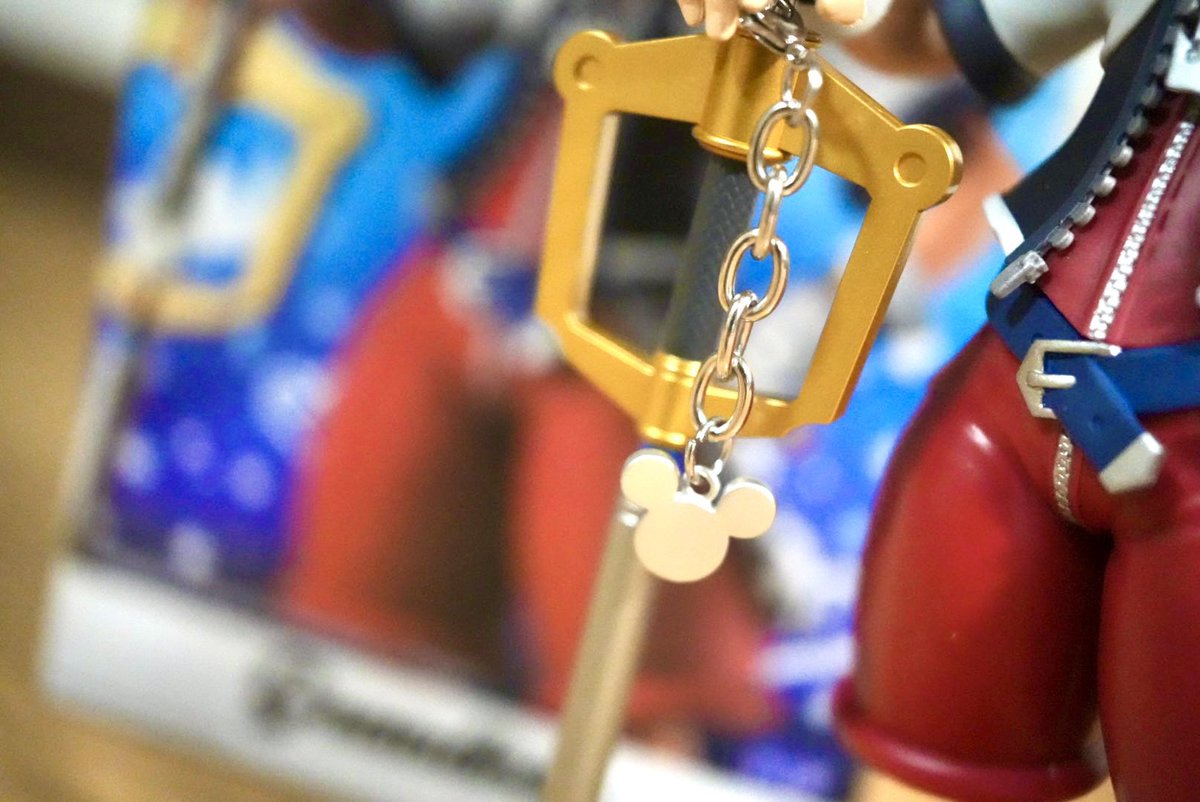 nonono__999's tweet photo. プライズで取ったソラのフィギュアが良すぎる。
キーブレードも独立できるし、チェーン部分はキーホルダーとしても使えるし、良すぎる。 https://t.co/8uqGuOaKQz