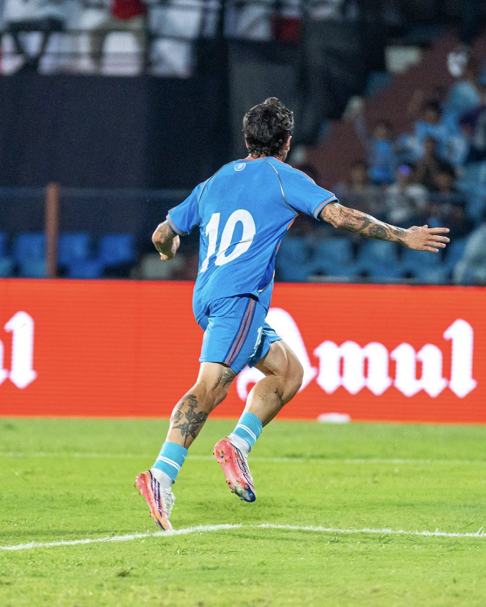 IndianFootball's tweet photo. THE ROOF JUST CAME OFF KANTEERAVA! 💥 

Ryan Williams strikes in the 41st minute and the #BlueTigers are in front! 🇮🇳🐯

#INDPAN #BlueTigers #IndianFootball https://t.co/Kz62S8Yo0Y