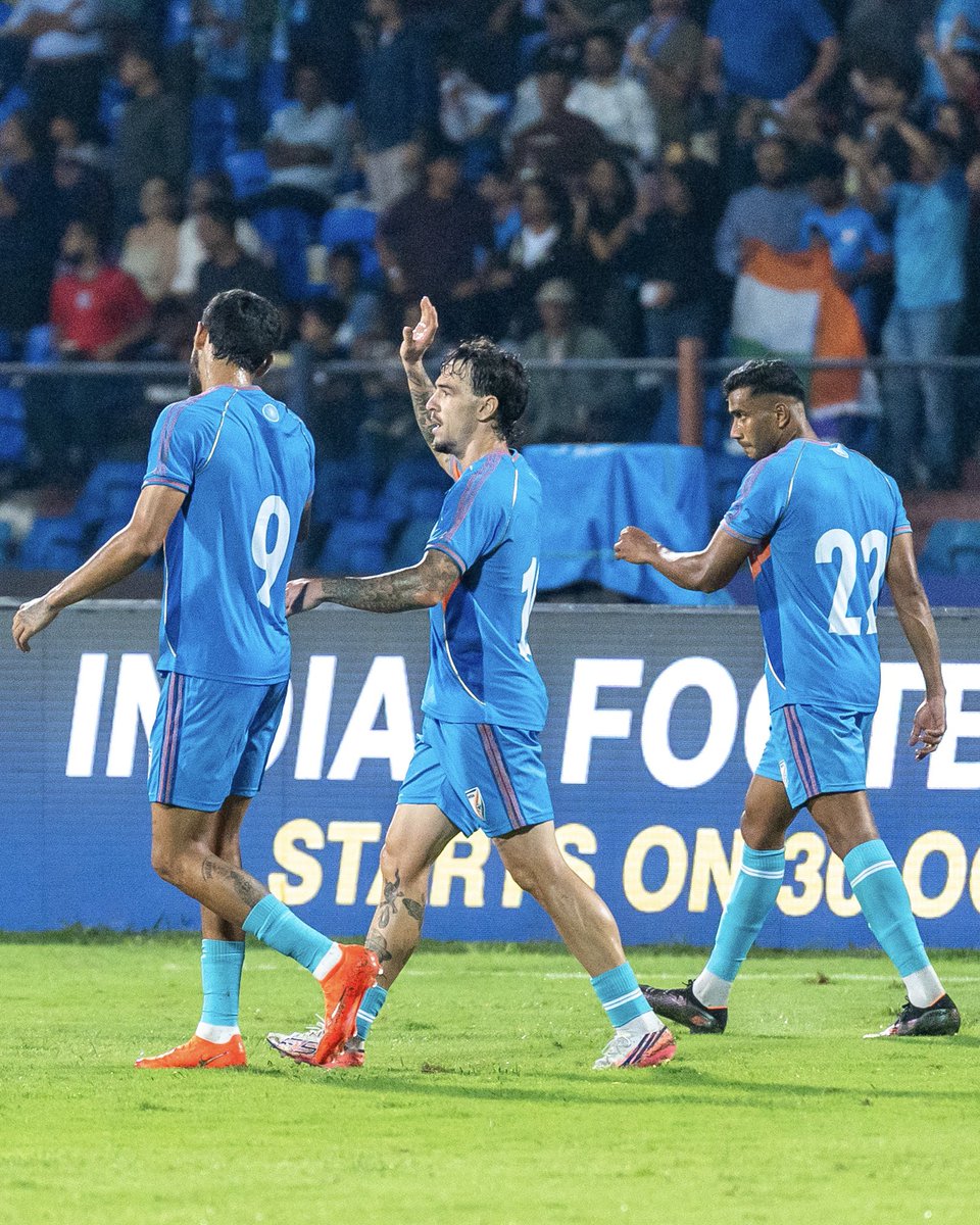 IndianFootball's tweet photo. THE ROOF JUST CAME OFF KANTEERAVA! 💥 

Ryan Williams strikes in the 41st minute and the #BlueTigers are in front! 🇮🇳🐯

#INDPAN #BlueTigers #IndianFootball https://t.co/Kz62S8Yo0Y