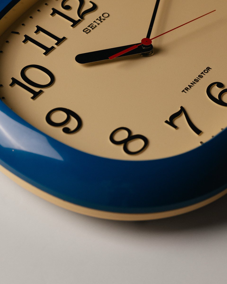 archivebycosmos's tweet photo. A Seiko transistor wall clock from the 1970s. https://t.co/wBTlqJJdhf