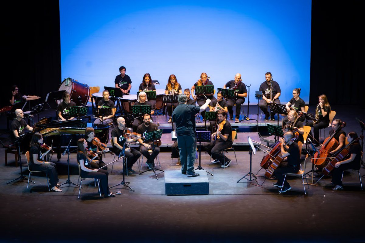miriambenitezgz's tweet photo. Empieza un curso donde la defensa de la educación pública va a estar en el centro de la agenda de #Alcorcón.

Y no hay mejor manera de empezar que con la música de la Orquesta de Profes por la Pública 💛 https://t.co/G7ErgMuR7x