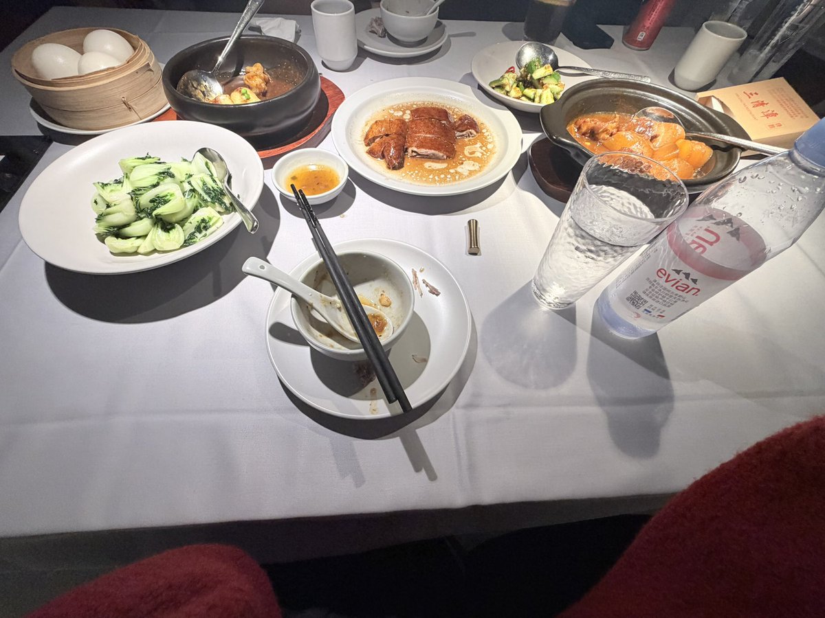 zong188's tweet photo. 大家中秋快乐 记得多吃月饼
祝大家快快乐乐每一天 
今天被请吃好吃的了 
非常感谢 不然今天是吃外卖的一天
（不美丽的���是新买的高跟鞋才 穿一天被电梯给弄坏了😭） https://t.co/PeDGHonzHj