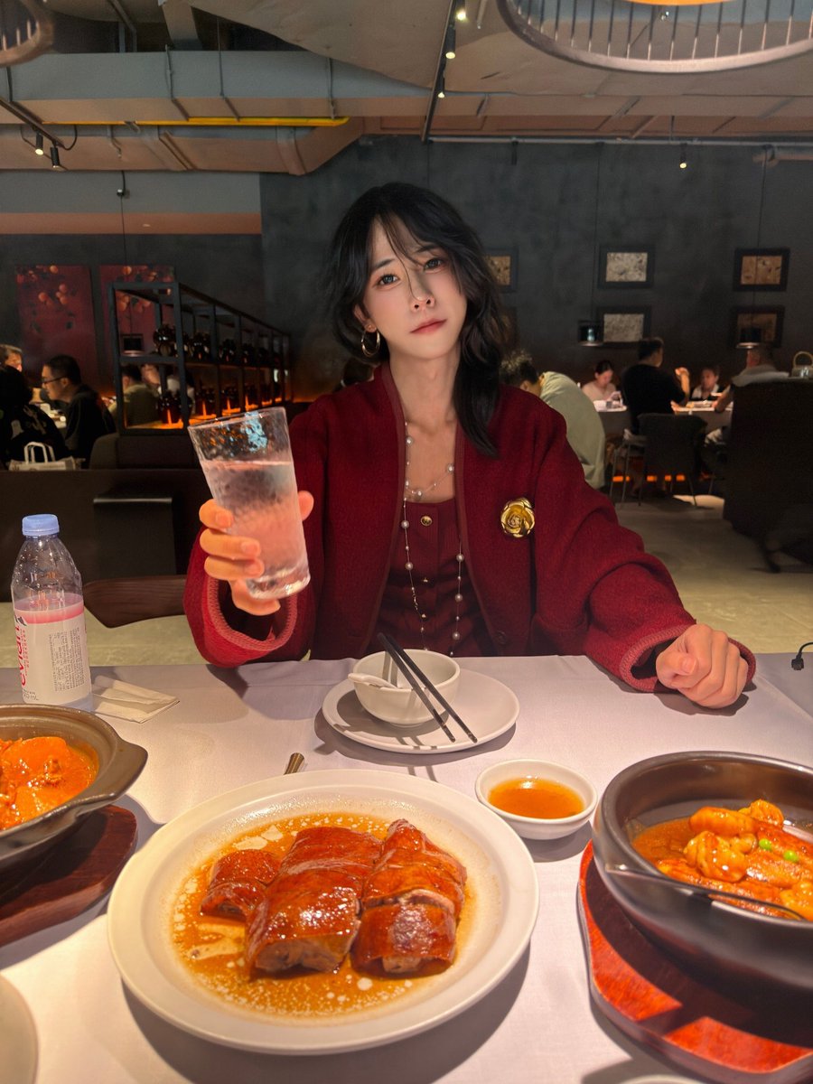 zong188's tweet photo. 大家中秋快乐 记得多吃月饼
祝大家快快乐乐每一天 
今天被请吃好吃的了 
非常感谢 不然今天是吃外卖的一天
（不美丽的���是新买的高跟鞋才 穿一天被电梯给弄坏了😭） https://t.co/PeDGHonzHj