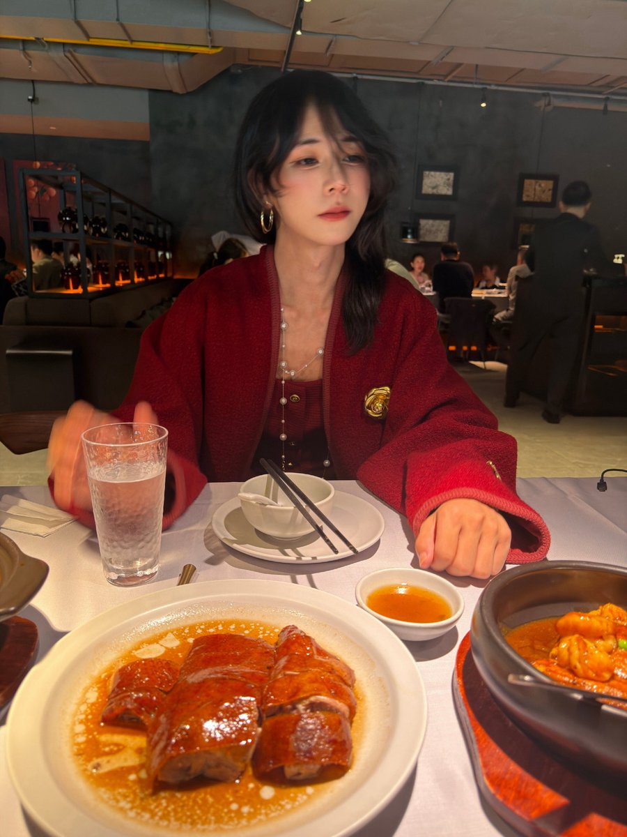 zong188's tweet photo. 大家中秋快乐 记得多吃月饼
祝大家快快乐乐每一天 
今天被请吃好吃的了 
非常感谢 不然今天是吃外卖的一天
（不美丽的���是新买的高跟鞋才 穿一天被电梯给弄坏了😭） https://t.co/PeDGHonzHj