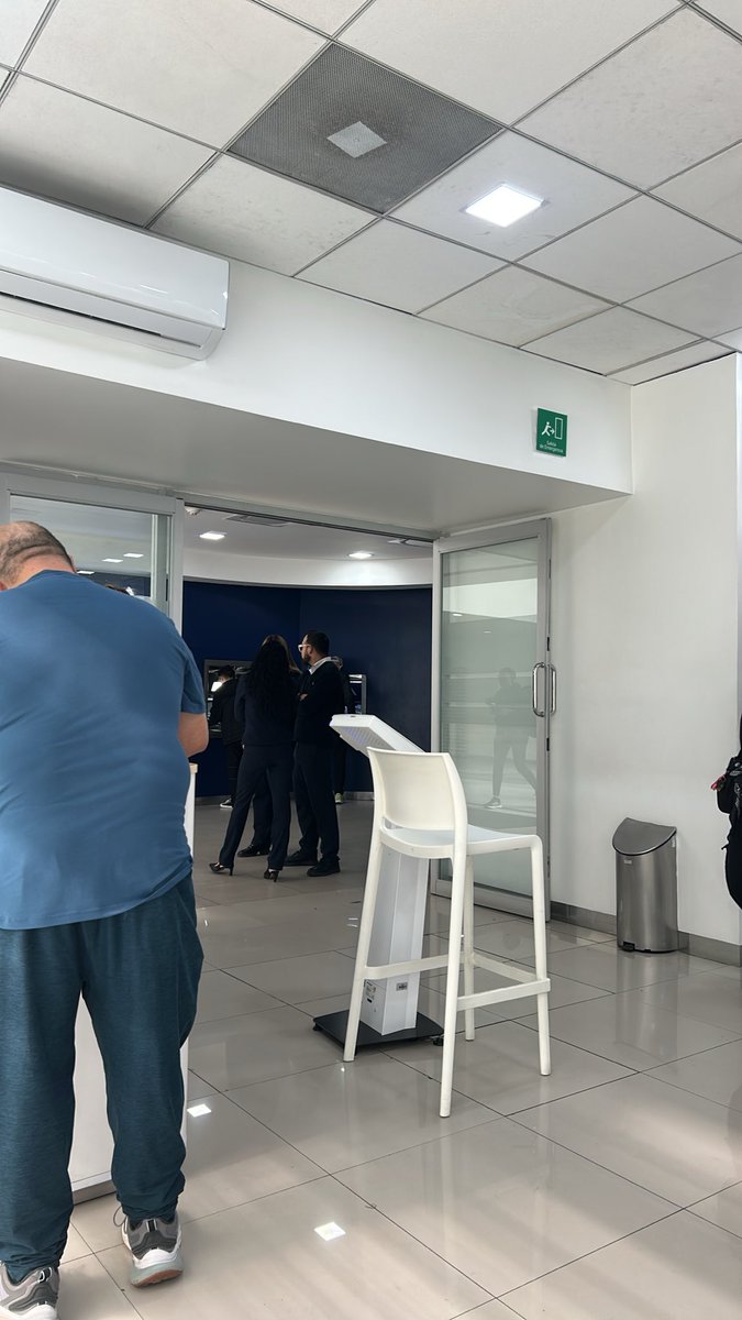 Citlaitzel's tweet photo. @BBVA_Mex La ineptitud de tus empleados. El cajero se traga mi dinero y dice que me tengo que esperar hasta que “venga alguien” les vale madre que uno tiene que ir a trabajar no solo platicar https://t.co/UacgKS5UD0