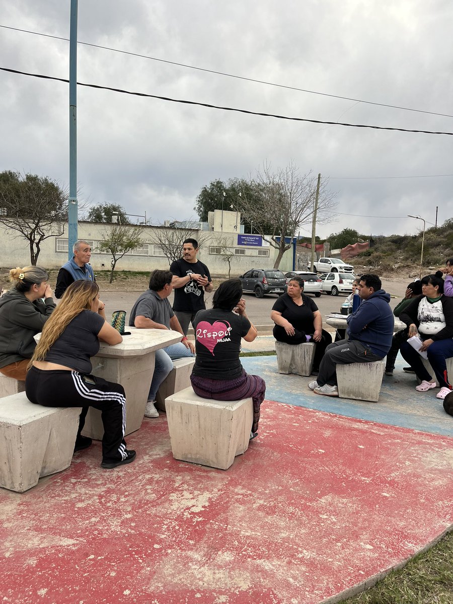 TinchoEGonzalez's tweet photo. Junto a @ParisiOmar nos reunimos con vecinos y vecinas del barrio Sol y Sierra, quienes nos convocaron para contarnos las distintas problemáticas que vienen atravesando con sus viviendas.

Endeudamiento, dificultades con la escrituración y problemas con los servicios son algunas de las situaciones que afectan a muchas familias del barrio y que necesitan respuestas concretas.

Creemos que la política tiene que estar cerca de los vecinos, escuchando sus problemas y acompañando la búsqueda de soluciones para las dificultades cotidianas que atraviesan cada día.