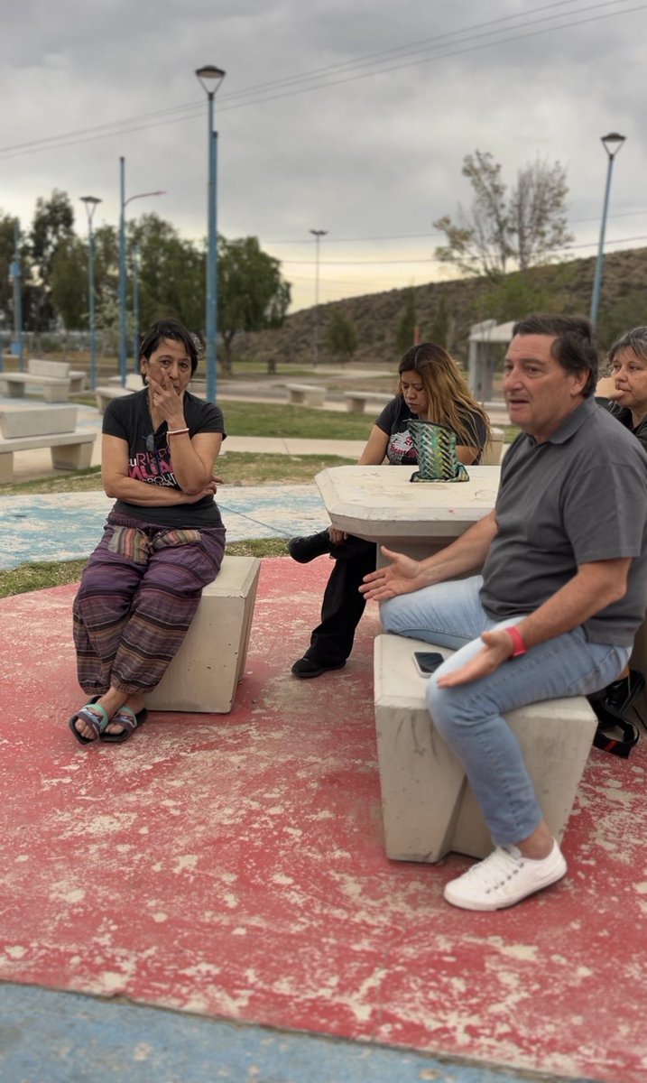TinchoEGonzalez's tweet photo. Junto a @ParisiOmar nos reunimos con vecinos y vecinas del barrio Sol y Sierra, quienes nos convocaron para contarnos las distintas problemáticas que vienen atravesando con sus viviendas.

Endeudamiento, dificultades con la escrituración y problemas con los servicios son algunas de las situaciones que afectan a muchas familias del barrio y que necesitan respuestas concretas.

Creemos que la política tiene que estar cerca de los vecinos, escuchando sus problemas y acompañando la búsqueda de soluciones para las dificultades cotidianas que atraviesan cada día.