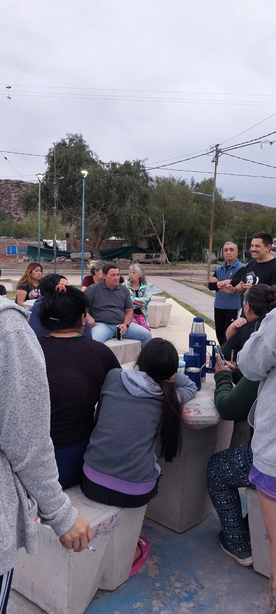 TinchoEGonzalez's tweet photo. Junto a @ParisiOmar nos reunimos con vecinos y vecinas del barrio Sol y Sierra, quienes nos convocaron para contarnos las distintas problemáticas que vienen atravesando con sus viviendas.

Endeudamiento, dificultades con la escrituración y problemas con los servicios son algunas de las situaciones que afectan a muchas familias del barrio y que necesitan respuestas concretas.

Creemos que la política tiene que estar cerca de los vecinos, escuchando sus problemas y acompañando la búsqueda de soluciones para las dificultades cotidianas que atraviesan cada día.