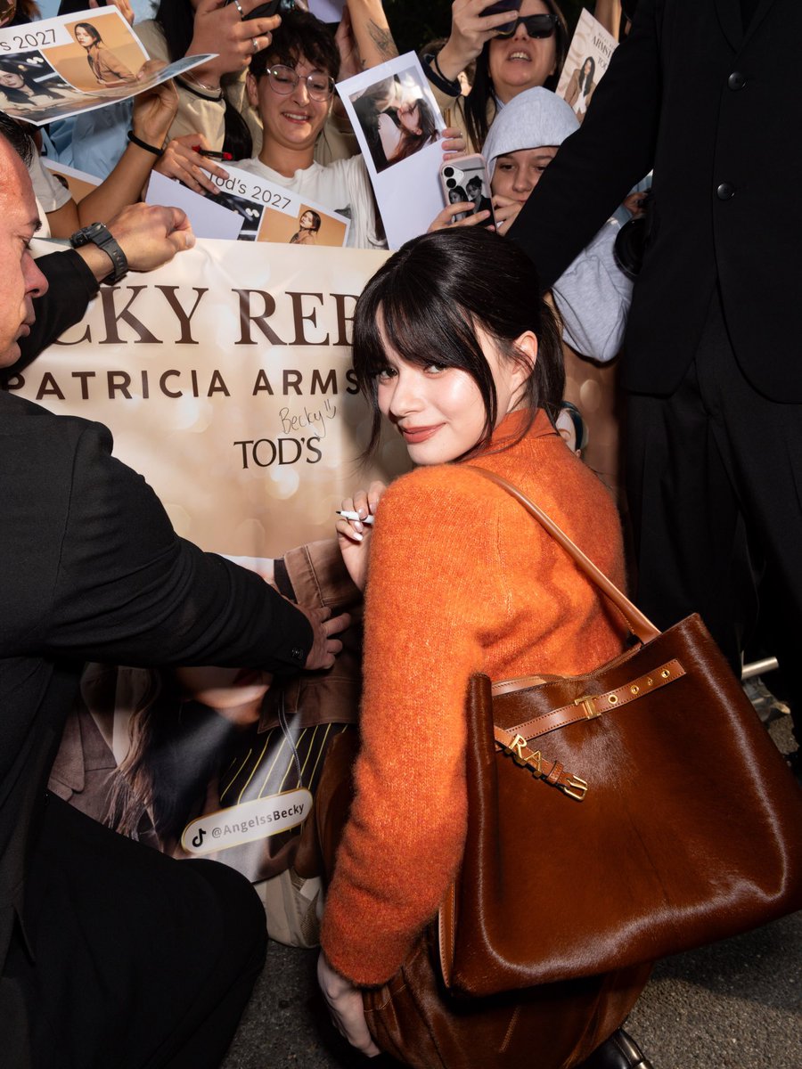 conexao_fb's tweet photo. Becky via: 𝗯𝗲𝗰𝗰𝗰𝗮

“Milão tem um gostinho diferente desta vez. 🤎 Estou muito feliz por estar aqui para viver este novo capítulo com a Tod’s.”

@Tods @AngelssBecky
 
REBECCA AT TODS MFW26
#BeckyxTodsSS27 #Tods
#beckysangels #BeckyArmstrong‌ #BeckyxMFWTodsSS27 https://t.co/vYb0goLAAX