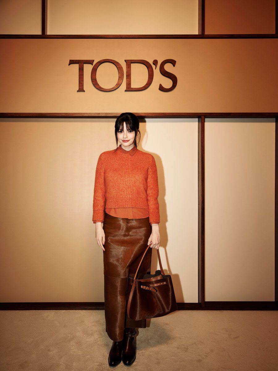 conexao_fb's tweet photo. Becky via: 𝗯𝗲𝗰𝗰𝗰𝗮

“Milão tem um gostinho diferente desta vez. 🤎 Estou muito feliz por estar aqui para viver este novo capítulo com a Tod’s.”

@Tods @AngelssBecky
 
REBECCA AT TODS MFW26
#BeckyxTodsSS27 #Tods
#beckysangels #BeckyArmstrong‌ #BeckyxMFWTodsSS27 https://t.co/vYb0goLAAX