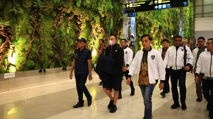 LambeSahamjja's tweet photo. bareskrim polri tangkap buron kasus judol internasional inisial fp di thailand:
- fp ditangkap lewat operasi bareng polri interpol dan dibantu imigrasi thailand 
- terus langsung dipulangin ke indonesia
- fp jadi tersangka jaringan judol yang operasiin tiga situs
- transaksi sindikat ini diduga tembus rp 1 triliun 
- cuma dalam rentang januari sampe april 2026