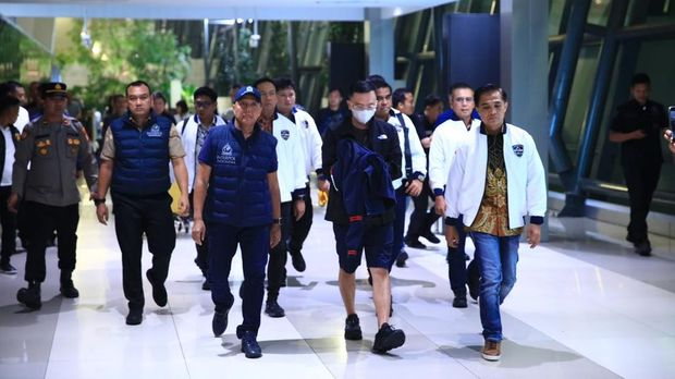 LambeSahamjja's tweet photo. bareskrim polri tangkap buron kasus judol internasional inisial fp di thailand:
- fp ditangkap lewat operasi bareng polri interpol dan dibantu imigrasi thailand 
- terus langsung dipulangin ke indonesia
- fp jadi tersangka jaringan judol yang operasiin tiga situs
- transaksi sindikat ini diduga tembus rp 1 triliun 
- cuma dalam rentang januari sampe april 2026