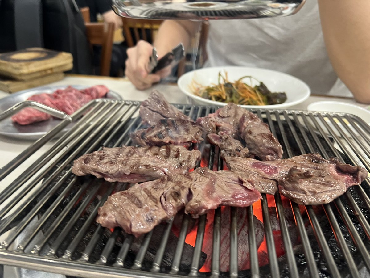 bakdaegal's tweet photo. 서울 살면서 소고기집 엄두도 못냈는데 가볍게 기분내고 욘나맛난 된���찌개로 배 두둑히 채워서 기분이 넘나조앗던 집 공유합니다 된찌로 건물세웠다는 또순이네 된찌에 소고기 두둑함 사실이미유명한가게긴함 https://t.co/vzaHfvIJir