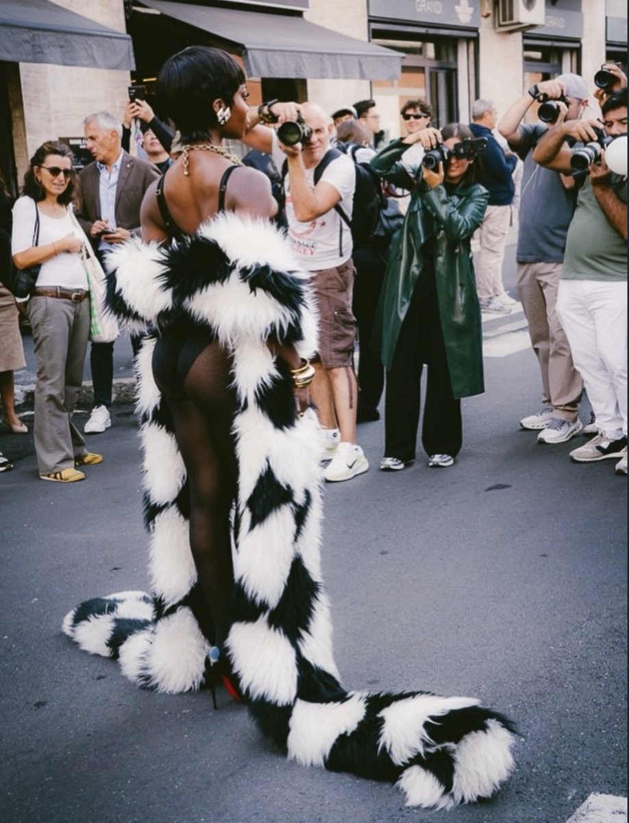 TheGoodM00's tweet photo. THERE IS NOBODY LIKE OLANDRIA. THIS PICTURE IS SICKENING. 

OLANDRIA STUNS FOR BLUMARINE #OlandriaxBlumarineSS27  #BlumarineSS27 https://t.co/NMS9PqT5rZ