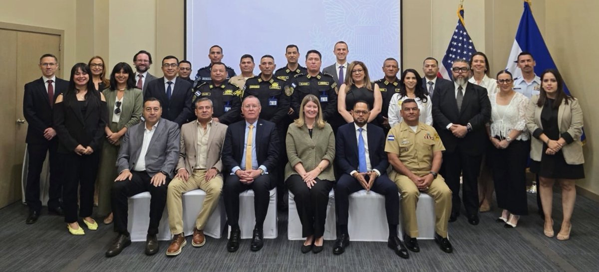 usembassyhn's tweet photo. La Directora de @StateINL en Honduras, Sheila Carey, participó junto al Ministro de Seguridad, General Gerzon Velásquez; el Fiscal General, Pablo Emilio Reyes; el Comandante General de la Fuerza Naval, Capitán de Navío Juan Antonio de Jesús Rivera; y otros altos funcionarios del Gobierno de Honduras y de la Embajada de Estados Unidos en una evaluación conjunta de los avances y resultados en la lucha contra el narcotráfico y el crimen organizado transnacional. La cooperación 🇺🇸🇭🇳 fortalece  nuestros esfuerzos conjuntos para combatir estas amenazas y contribuir a la seguridad de nuestras fronteras y del hemisferio.
