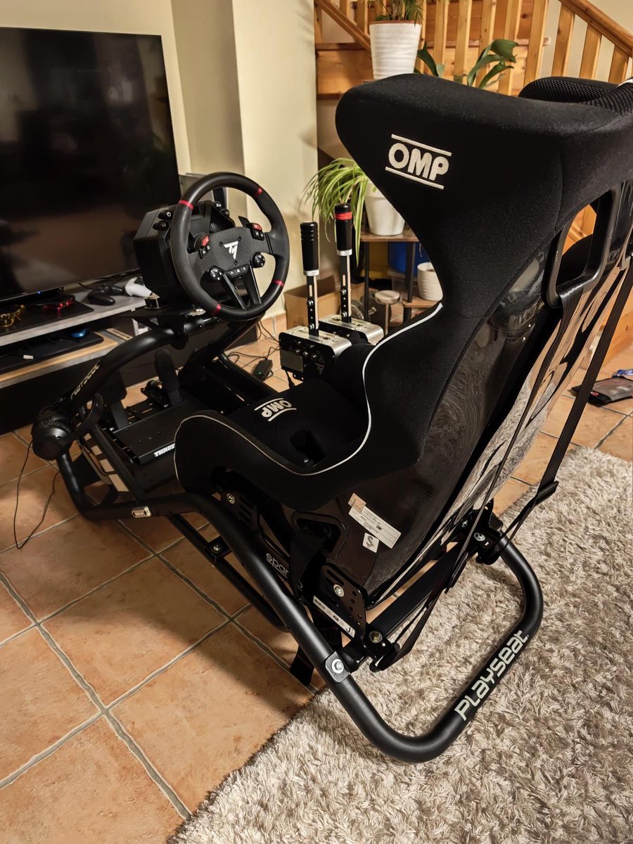 TMThrustmaster's tweet photo. 🏁 Happy #FriendFriday everyone!  Weekend starts here! 

A setup like this has only one purpose: sit down, fire it up, and enjoy the ride. 🔥

What are you driving this weekend?

Send us your photos by DM for a chance to be featured next week!

🏎️T598 / TSS HANDBRAKE 
📸Rs4tomi on Instagram