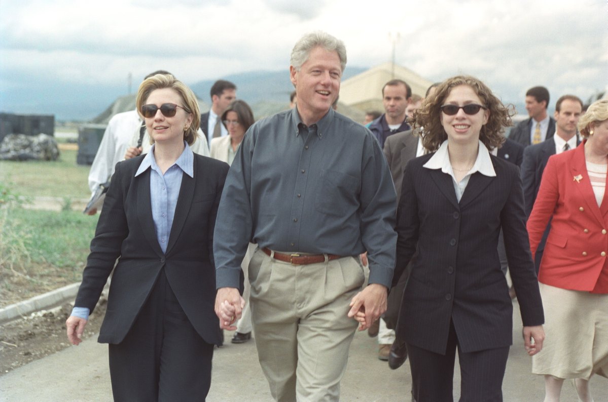 WJCLibrary42's tweet photo. Happy National Daughters Day!

President Bill Clinton with First Lady Hillary Rodham Clinton, and their daughter, Chelsea Clinton on June 22, 1999 https://t.co/ncBrbDSPtd