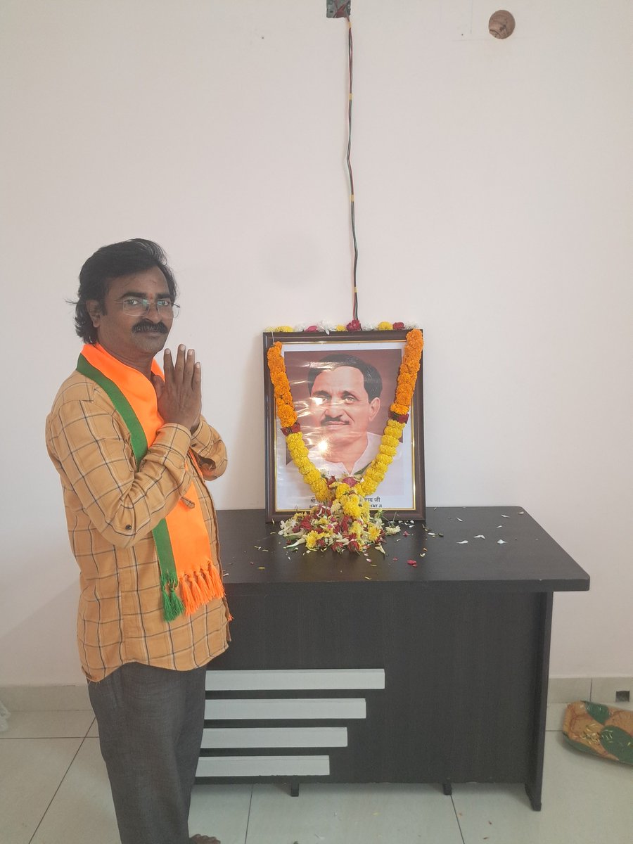alluprasad's tweet photo. సమాజంలోని చిట్టచివరి వ్యక్తి అభ్యున్నతే నిజమైన అభివృద్ధి అనే అంత్యోదయ సిద్ధాంతాన్ని దేశానికి అందించిన ఏకాత్మ మానవవాద సిద్ధాంత ప్రవక్త, మహనీయుడు పండిట్ దీన్‌దయాళ్ ఉపాధ్యాయ గారి జయంతి సందర్భంగా వారి ఆశయాలను స్మరించుకుంటూ 
@BJP4India @BJP4Andhra @MadhavBJP @visubikkinabjp https://t.co/S1farJG2j3