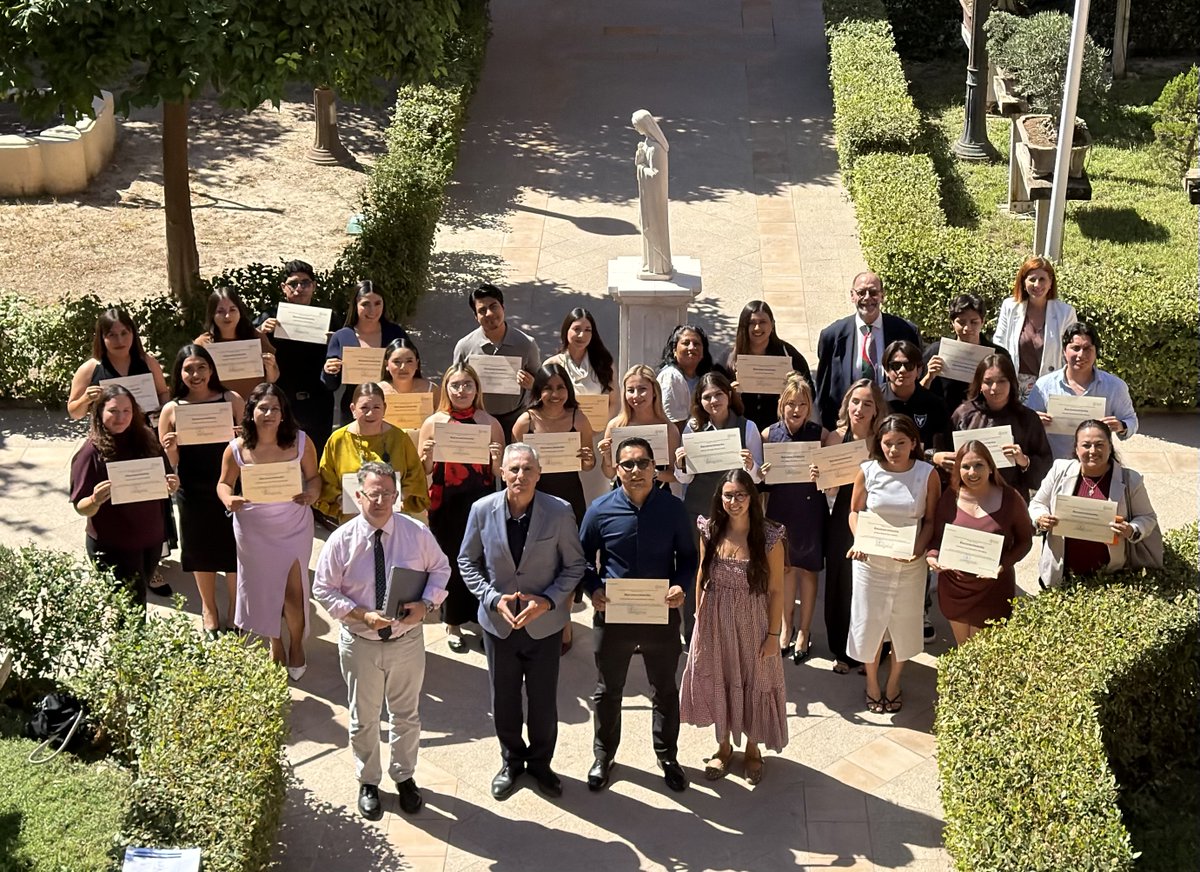 UCAM's tweet photo. 🎓 Los alumnos del Instituto Irapuato culminan un mes de formación en la UCAM con un acto de graduación.
🚀 Durante su estancia han trabajado competencias en liderazgo, emprendimiento y comunicación, combinando las clases con experiencias en el entorno empresarial y universitario.
🤝 El curso ha sido impartido por la Facultad de Comunicación de la UCAM, bajo la coordinación de EduProjects.
🏅 Cada alumno recibió un reconocimiento tras completar satisfactoriamente el programa.