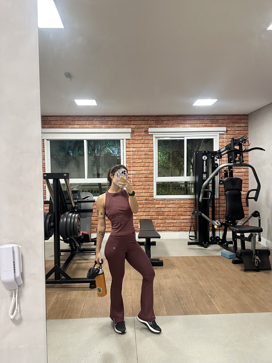 caroulinay's tweet photo. as pessoas da rua não sabem que eu tenho um shape e as da academia não sabem que eu sou estilosa and that’s kinda cunt https://t.co/m3qasqQnVJ