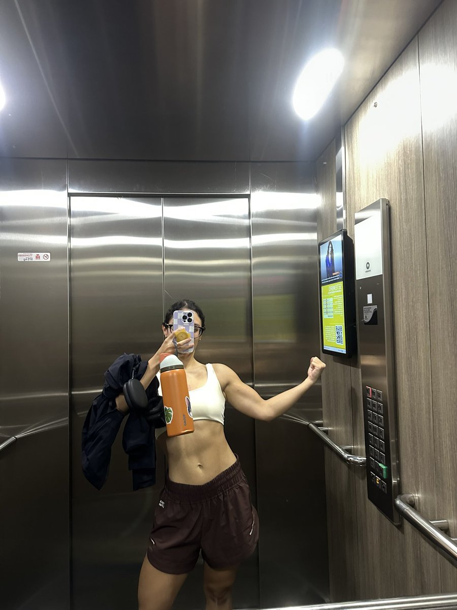 caroulinay's tweet photo. as pessoas da rua não sabem que eu tenho um shape e as da academia não sabem que eu sou estilosa and that’s kinda cunt https://t.co/m3qasqQnVJ