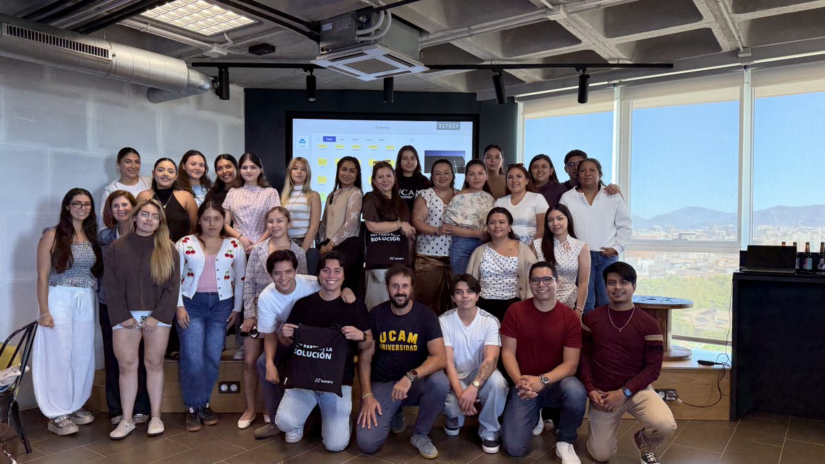 UCAM's tweet photo. 🎓 Los alumnos del Instituto Irapuato culminan un mes de formación en la UCAM con un acto de graduación.
🚀 Durante su estancia han trabajado competencias en liderazgo, emprendimiento y comunicación, combinando las clases con experiencias en el entorno empresarial y universitario.
🤝 El curso ha sido impartido por la Facultad de Comunicación de la UCAM, bajo la coordinación de EduProjects.
🏅 Cada alumno recibió un reconocimiento tras completar satisfactoriamente el programa.