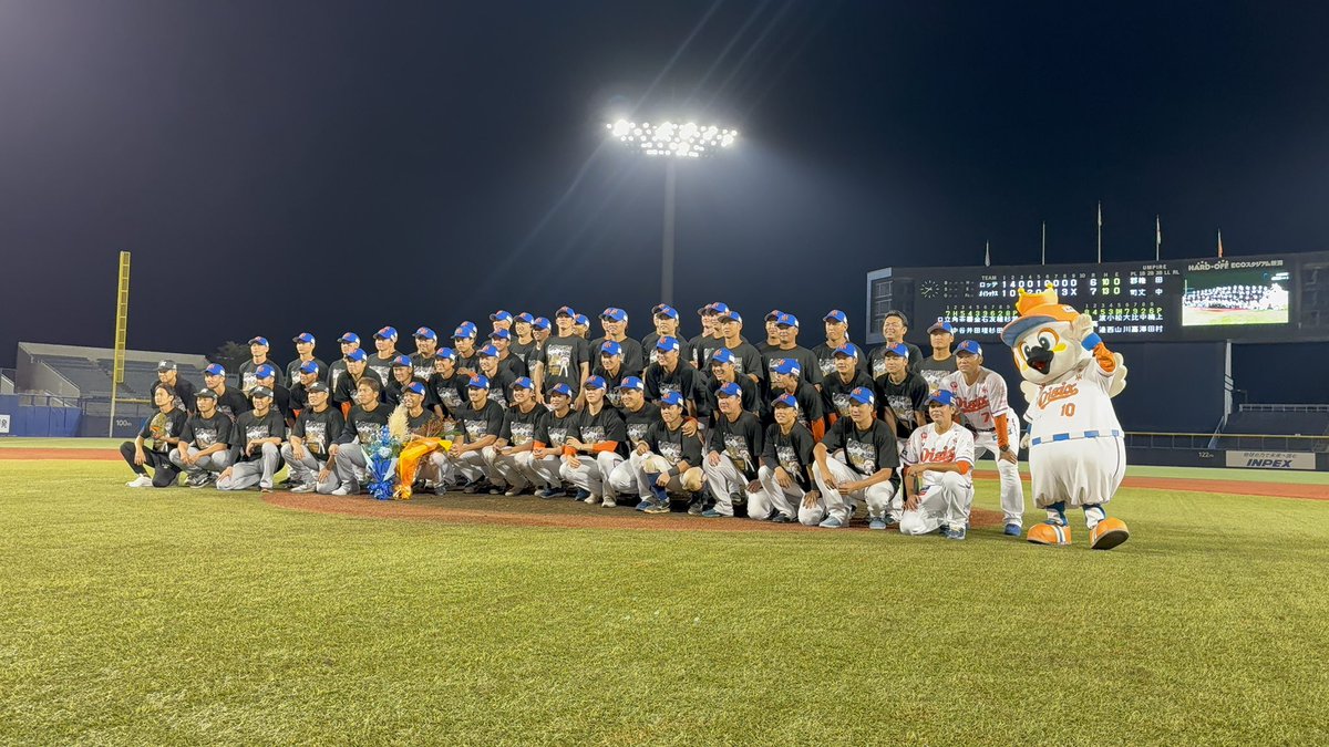 Albi_BC_PR's tweet photo. 試合後には
#又吉克樹 選手の引退セレモニーを行いました✨
武田勝監督からの花束贈呈、そして特別ゲストで、元香川オリーブガイナーズ監督、西田真二さんにお越しいただきました💐
花束贈呈に加え、温かいメッセージもいただきました👏
又吉選手、現役生活お疲れ様でした🌸

#オイシックス新潟アルビレックスBC