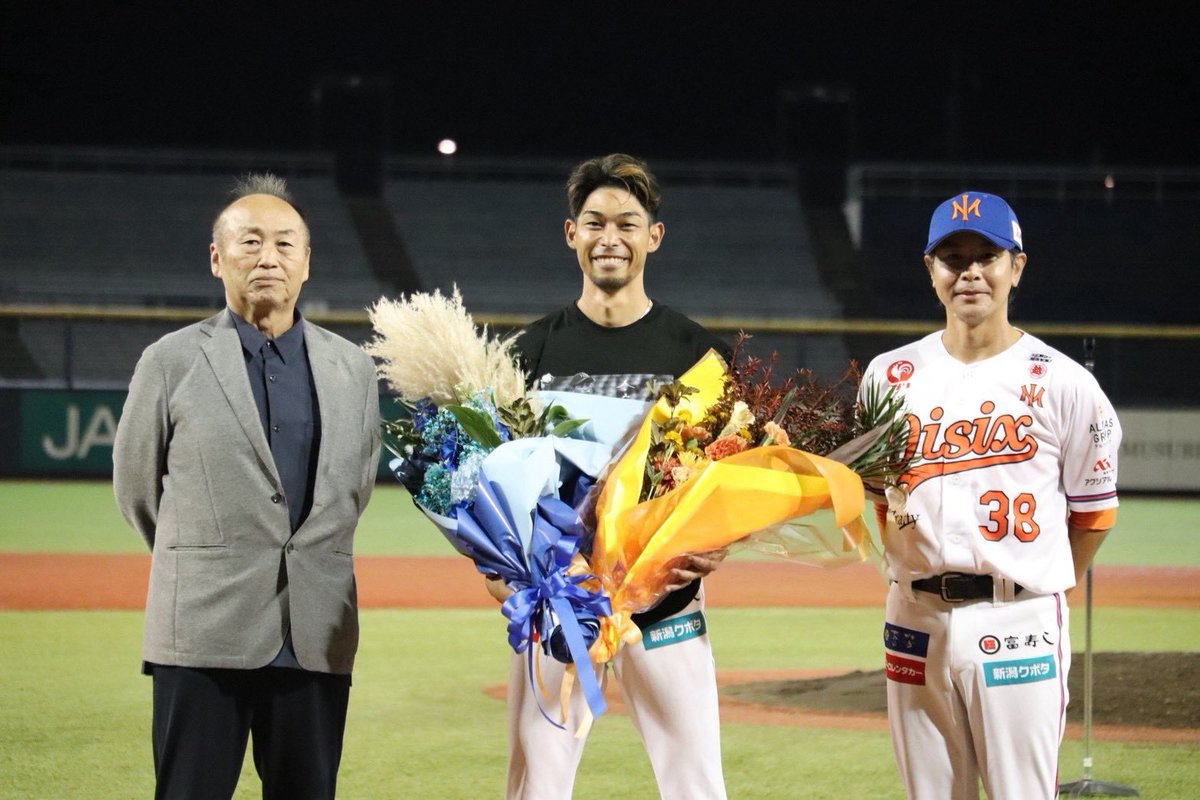 Albi_BC_PR's tweet photo. 試合後には
#又吉克樹 選手の引退セレモニーを行いました✨
武田勝監督からの花束贈呈、そして特別ゲストで、元香川オリーブガイナーズ監督、西田真二さんにお越しいただきました💐
花束贈呈に加え、温かいメッセージもいただきました👏
又吉選手、現役生活お疲れ様でした🌸

#オイシックス新潟アルビレックスBC