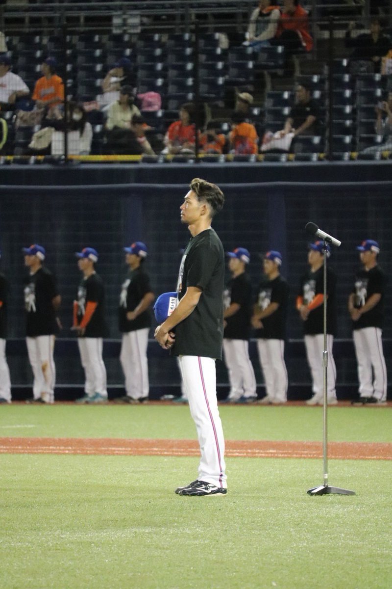 Albi_BC_PR's tweet photo. 試合後には
#又吉克樹 選手の引退セレモニーを行いました✨
武田勝監督からの花束贈呈、そして特別ゲストで、元香川オリーブガイナーズ監督、西田真二さんにお越しいただきました💐
花束贈呈に加え、温かいメッセージもいただきました👏
又吉選手、現役生活お疲れ様でした🌸

#オイシックス新潟アルビレックスBC