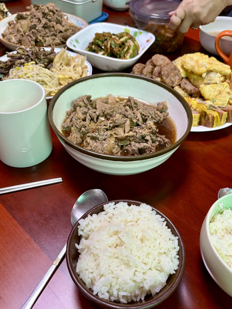 zzangbbz's tweet photo. 추석에는원래이러케마니먹게되나요..
1차가족과존맛집밥먹고
2차로사이버가족과존맛피자먹음
🫶🫶 https://t.co/OqGeiMnckh