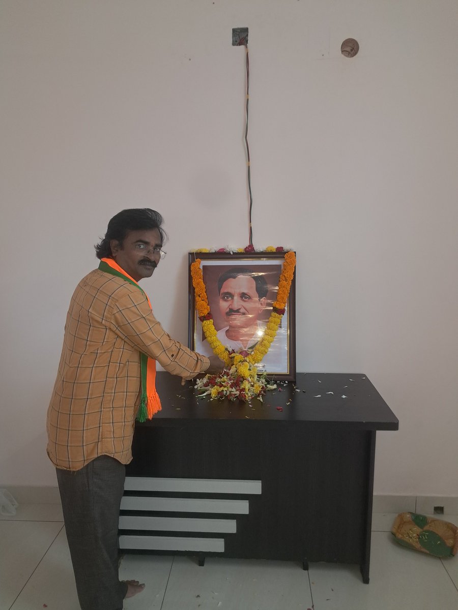 alluprasad's tweet photo. సమాజంలోని చిట్టచివరి వ్యక్తి అభ్యున్నతే నిజమైన అభివృద్ధి అనే అంత్యోదయ సిద్ధాంతాన్ని దేశానికి అందించిన ఏకాత్మ మానవవాద సిద్ధాంత ప్రవక్త, మహనీయుడు పండిట్ దీన్‌దయాళ్ ఉపాధ్యాయ గారి జయంతి సందర్భంగా వారి ఆశయాలను స్మరించుకుంటూ 
@BJP4India @BJP4Andhra @MadhavBJP @visubikkinabjp https://t.co/S1farJG2j3