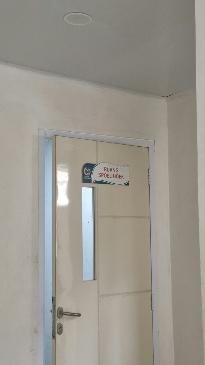 keluhkesahkonoh's tweet photo. Salah satu sisa kolonial Belanda.

“Spoel Hoek” biasanya masih bisa kita jumpai di toilet rumah sakit Indonesia.

Tapi sampai sekarang masih heran, kenapa istilah ini tetap dipakai? https://t.co/nV3CzpcgaJ