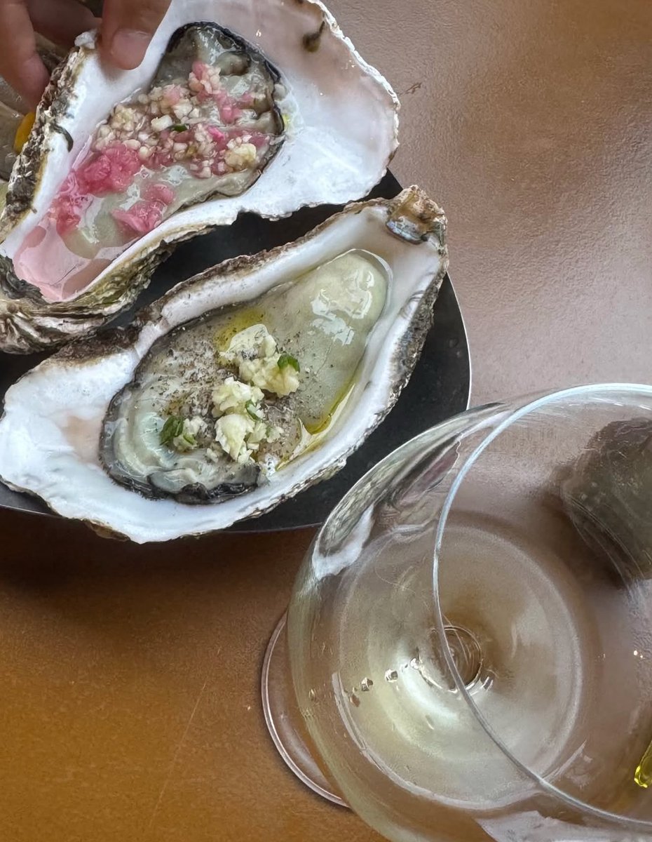HUUK72670323's tweet photo. 🦪 을지로 핫한 오이스터바에서 굴 먹다가 5cm짜리 커터칼 나옴

ㅡㅡㅡㅡㅡㅡㅡㅡㅡㅡㅡㅡㅡㅡㅡㅡㅡㅡ

어제 을지로에 있는 꽤 핫한 오이스터바에 갔음.

보통 굴을 가위로 잘라 먹진 않는데, 이상하게 이날은 그냥 반으로 잘라 먹고 싶어서 가위를 달라고 했음.

근데 굴을 자르는 순간 밑에서 5cm 정도 되는 커터칼 조각이 나옴.

진짜 순간 머리가 멍해짐.

손님도 많았고 분위기 망치기 싫어서 조용히 카운터로 가져가
“이게 나왔는데 이게 뭐예요?”라고 물었음.

직원들도 당황하더니 죄송하다고 하고 가져감.

그리고 잠시 뒤 새 굴 2개를 가져다줌.

끝이었음.

아니, 내가 이날 굴을 굳이 가위로 안 잘랐으면?

그냥 입에 넣었으면 어쩔 뻔했나 싶었음.

나도 너무 당황했고 이미 와인도 마시고 있어서 그냥 이것만 마시고 가자 싶어 더 이야기하지 않았음.

근데 진짜 어이없는 건 계산할 때부터였음.

카운터에 있던 분이
“계산해드릴까요?” 하길래

“여기 사장님 안 계시죠?”라고 물었더니

본인이 사장이라고 함.

순간 더 이해가 안 됐음.

내 굴에서 커터칼이 나왔는데 사장이라는 사람이 직접 테이블에 와서 사과 한마디 없이 새 굴 2개 보내고 끝냈다고?

그래서 물었음.

“굴 손질하다 칼 잘려 나간 건 알고 계셨어요?”

그런데 알고 있었다고 함.

이게 제일 충격이었음.

“그럼 그 칼이 어디 갔다고 생각하셨어요?”

바닥에 떨어졌을 거라고 생각했다고 함.

아니, 칼이 부러진 걸 알았다면 음식에 들어갔을 가능성부터 확인했어야 하는 거 아닌가.

그제서야 음식값은 안 내고 가셔도 된다고 했음.

근데 아무리 생각해도 순서가 반대임.

나는 공짜로 먹으려고 문제를 제기한 것도 아니고 새 굴 2개 더 먹으려고 말한 것도 아님.

원래 좋아하던 업장이니까 이런 사고가 있었다는 걸 업장에서도 제대로 알고 있어야 한다고 생각해서 말한 거였음.

만약 내가 그 커터칼을 삼켰다면?

추석 연휴에 응급실 가고 난리가 났을 수도 있음.

진짜 천만다행으로 내가 평소 하지도 않던 짓을 해서 굴을 잘라 먹었고, 그래서 발견한 거임.

나는 음식에서 이물질이 나온 것 자체보다 그 이후의 대응이 더 충격적이었음.

적어도 사장이 직접 와서 사과하고, 어떻게 이런 일이 생겼는지 확인하고, 다른 음식에는 문제가 없는지 점검하고, 재발 방지까지 이야기하는 게 먼저 아닌가 싶음.

내가 사장이었는데 직원한테
“손님 굴에서 커터칼이 나왔습니다”라는 말을 들었다?

무조건 바로 그 테이블로 갔을 것 같음.

이미 손님이 나갔다면 어떻게든 연락해서 사과했을 것 같고.

그래서 아직도 나한테 사장이라고 했던 그분이 진짜 사장이 맞나 싶음.

그런데 진짜 사장이었다면 오히려 더 이해가 안 됨.

장사를 오래 하고 말고의 문제가 아니라 기본의 문제라고 생각함.

음식에서 커터칼이 나온 것도 충격인데,
그걸 알고도 테이블에 한 번 오지 않았다는 게 나는 더 충격적이었음.

혹시 oyoyoy 사장님, 이 글 보고 계신가요?