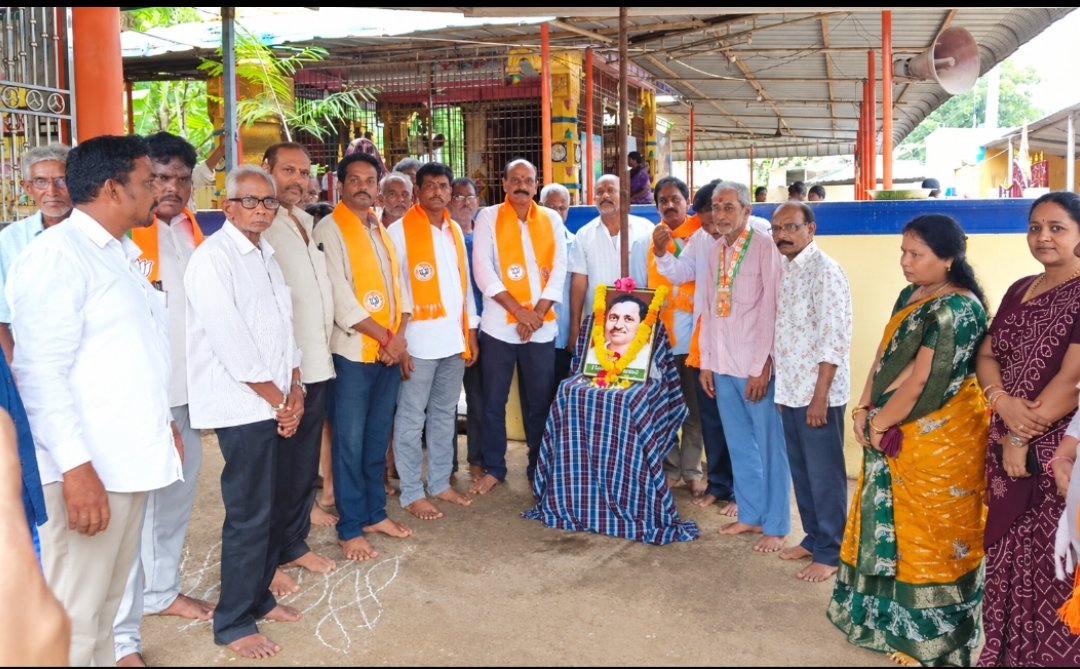 alluprasad's tweet photo. సమాజంలోని చిట్టచివరి వ్యక్తి అభ్యున్నతే నిజమైన అభివృద్ధి అనే అంత్యోదయ సిద్ధాంతాన్ని దేశానికి అందించిన ఏకాత్మ మానవవాద సిద్ధాంత ప్రవక్త, మహనీయుడు పండిట్ దీన్‌దయాళ్ ఉపాధ్యాయ గారి జయంతి సందర్భంగా వారి ఆశయాలను స్మరించుకుంటూ 
@BJP4India @BJP4Andhra @MadhavBJP @visubikkinabjp https://t.co/S1farJG2j3