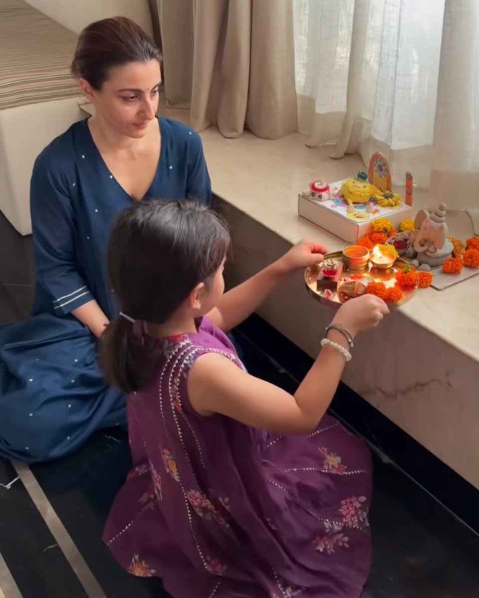 Viglnthindutva's tweet photo. Soha Ali Khan is making sure her kids grow up learning and respecting Hindu traditions ❤️🙏 https://t.co/F5lcYyGYGQ