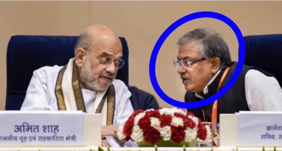HansrajMeena's tweet photo. ज्ञानेश डर रहा होगा कि कहीं बीजेपी खुद को बचाने के लिए उसकी बलि न ले ले।

बीजेपी डर रही होगी कि कहीं ज्ञानेश खुद को बचाने के लिए मुँह न खोल दे।

और भक्त डर रहे होंगे कि कहीं मोदी जी को महामानव मानने की उनकी धारणा टूटकर उन्हें आम इंसान न दिखा दे।

आखिर डर सबको है—बस वजह अलग-अलग है।