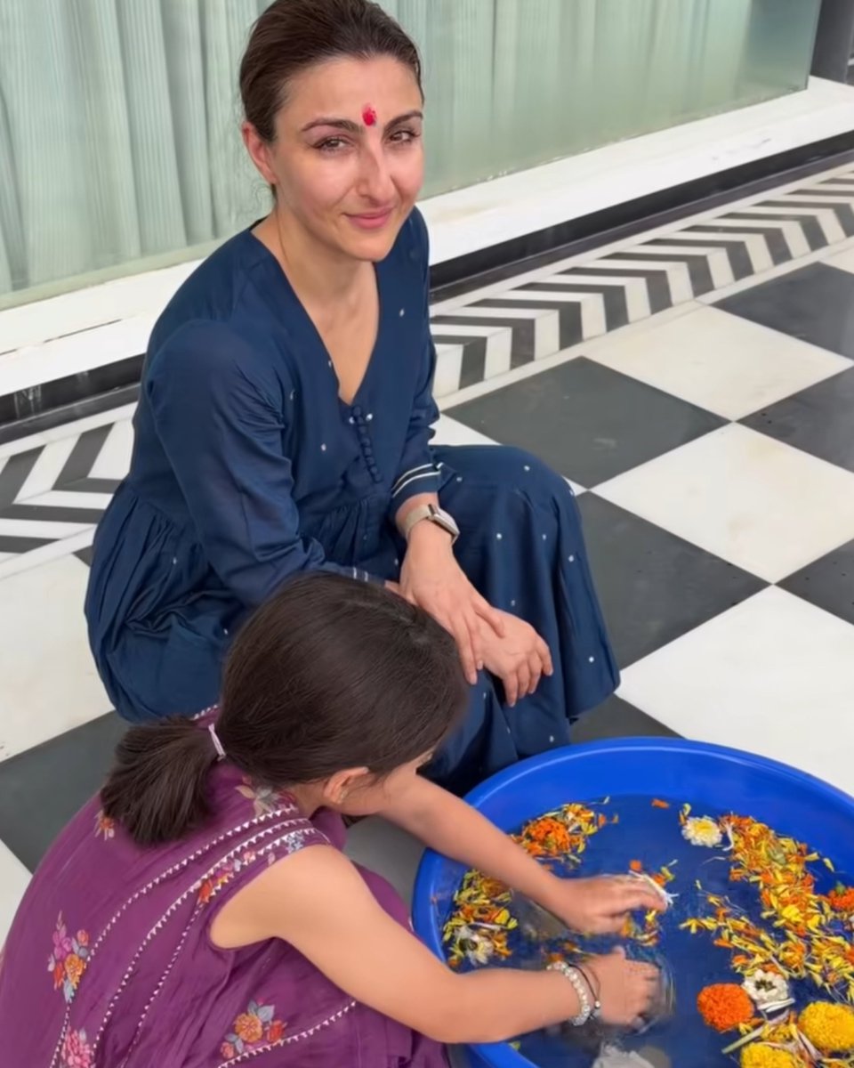 Viglnthindutva's tweet photo. Soha Ali Khan is making sure her kids grow up learning and respecting Hindu traditions ❤️🙏 https://t.co/F5lcYyGYGQ