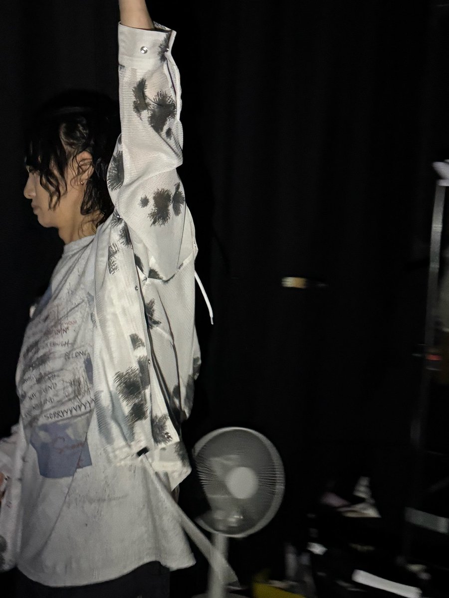 kyanyutakastaff's tweet photo. ゴールデンボンバー ファンクラブ限定ライブツアー2026～超厄年祭～

ライブが始まる前にストレッチする喜矢武さん

#喜矢武豊 https://t.co/wyRjzsAEsy