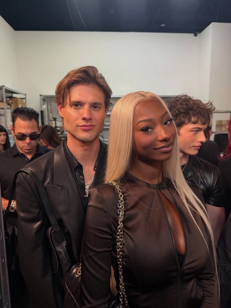 strandsreyes's tweet photo. these faces >>

#TrinityxGucciSS27 
#GucciTheStoreShow https://t.co/gf9rSWtK97