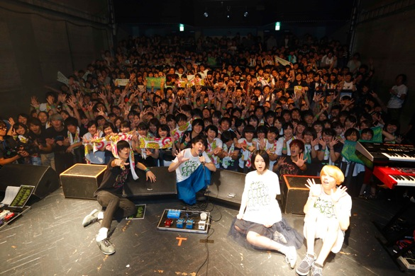 mrsgrapp's tweet photo. 2015年の本日はMrs. GREEN APPLEによる記念すべき最初の単独ライブ「Mrs. ONEMAN LIVE 〜武装と創と造〜」が開催された日。この日のチケットは売り切れ。大森元貴はMCで「元気ですか、みんな」と言おうとして盛大に噛み「緊張してるね、なんか“元気ですか”も若干自分に言い聞かせてるもん」と続けた。 https://t.co/H2PS49auAO