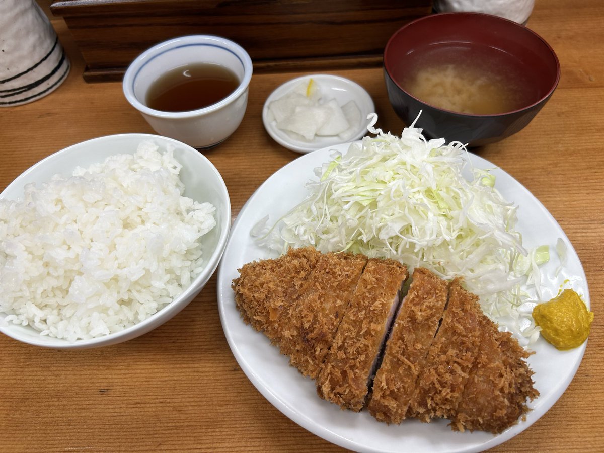 fkthere's tweet photo. とんかつ山家　御徒町店@御徒町
ロースかつ定食（¥950）

このご時世、1,000円以内でちゃんと美味しいし満足！デフォのご飯が多いので少なめでお願いしたけど伝わってたかはなぞ笑
一度行った近くのまんぷくはキャベツの水で衣が取れまくっていまいちだったので、コスパとんかつ気分の時はリピします https://t.co/AQPNtcKrn4