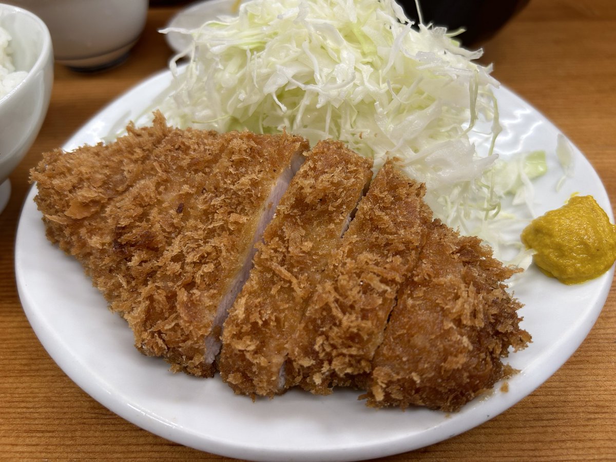 fkthere's tweet photo. とんかつ山家　御徒町店@御徒町
ロースかつ定食（¥950）

このご時世、1,000円以内でちゃんと美味しいし満足！デフォのご飯が多いので少なめでお願いしたけど伝わってたかはなぞ笑
一度行った近くのまんぷくはキャベツの水で衣が取れまくっていまいちだったので、コスパとんかつ気分の時はリピします https://t.co/AQPNtcKrn4