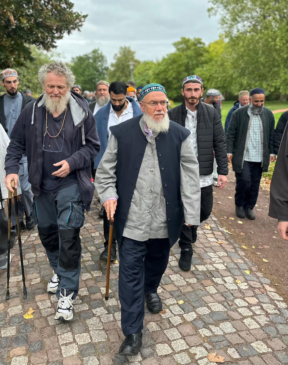 MawlanaUKTour's tweet photo. #MSMBerlin26

“Ask your Lord for a physician who can treat the illness of your hearts, a healer who can heal you, a guide who can guide you and take your hand."

-- Shaykh Abdul Qadir Jilani ق

[Mawlana moments ago in Berlin, Germany]

#ShaykhMehmetEffendi
#NaqshbandiHaqqani https://t.co/st6Mwo95vA