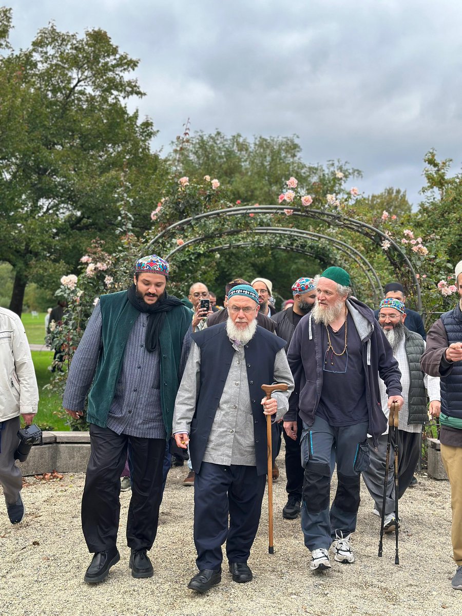 MawlanaUKTour's tweet photo. #MSMBerlin26

“Ask your Lord for a physician who can treat the illness of your hearts, a healer who can heal you, a guide who can guide you and take your hand."

-- Shaykh Abdul Qadir Jilani ق

[Mawlana moments ago in Berlin, Germany]

#ShaykhMehmetEffendi
#NaqshbandiHaqqani https://t.co/st6Mwo95vA